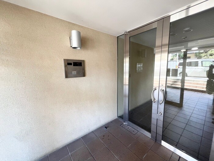 物件外観写真2　(エントランス部分)