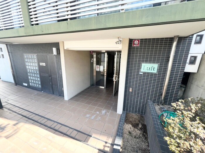 物件外観写真4　(エントランス部分)