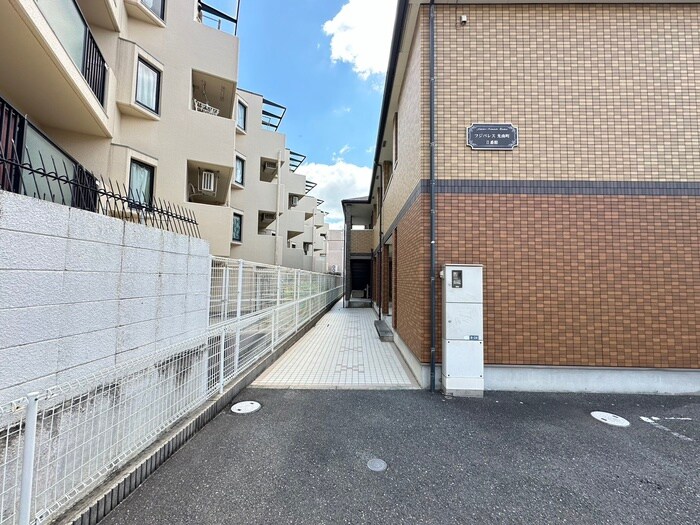 物件外観写真2　(エントランス部分)