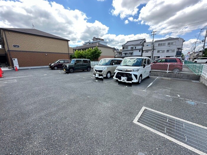 物件外観写真4　(駐車場)