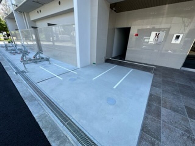 物件外観写真4　(バイク置き場)