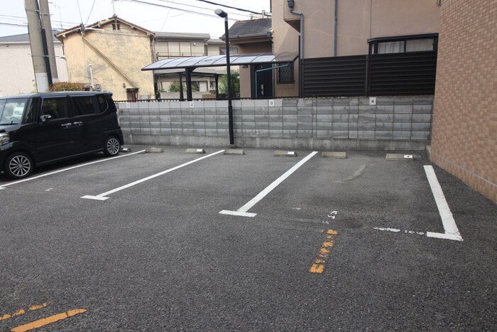 物件外観写真3　(駐車場)