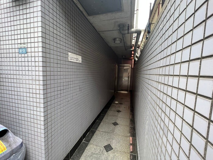 物件外観写真6　(エントランス部分)