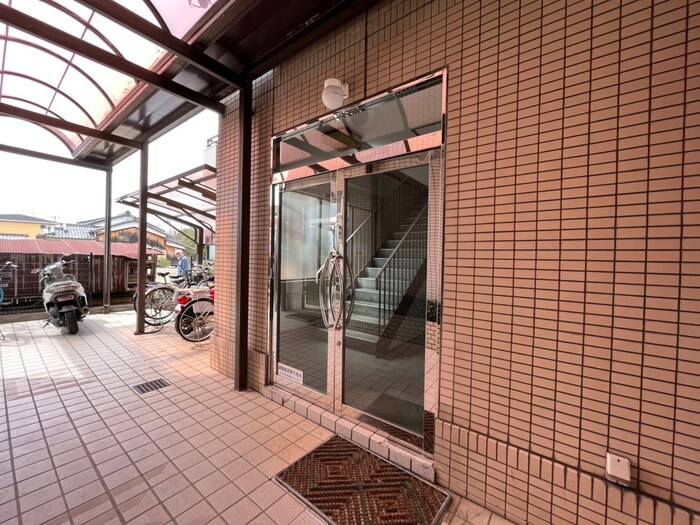 物件外観写真3　(エントランス部分)