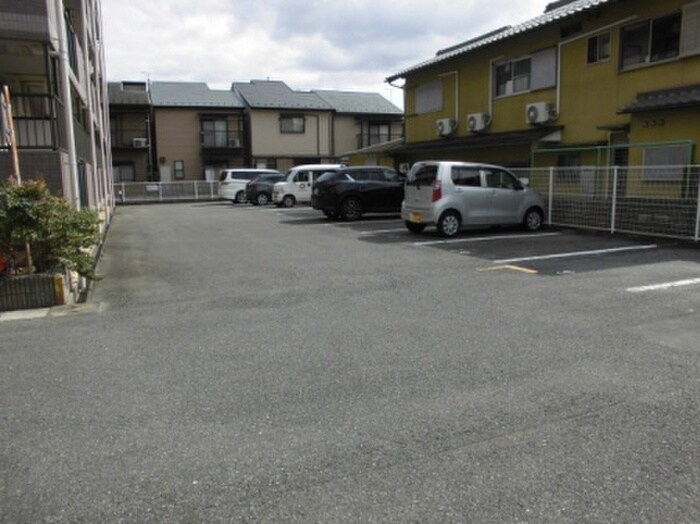 物件外観写真4　(駐車場)