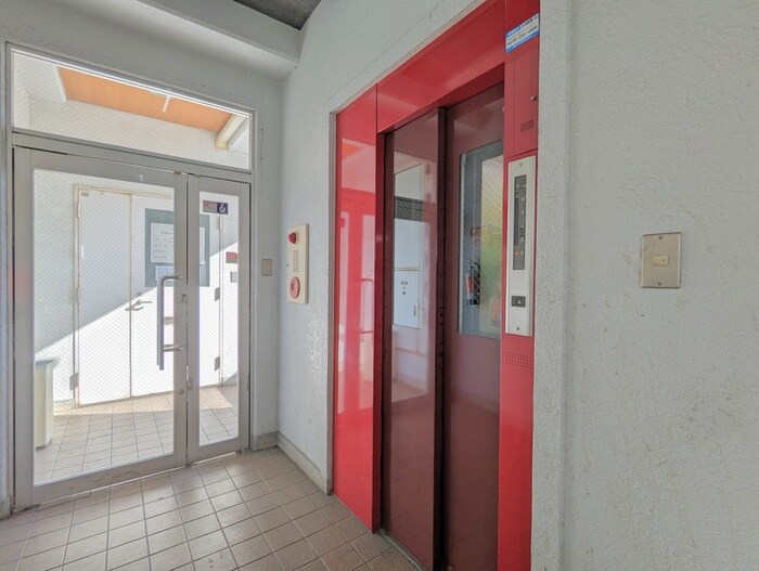 物件外観写真4　(エントランス部分)