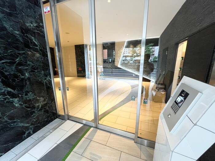 物件外観写真2　(エントランス部分)