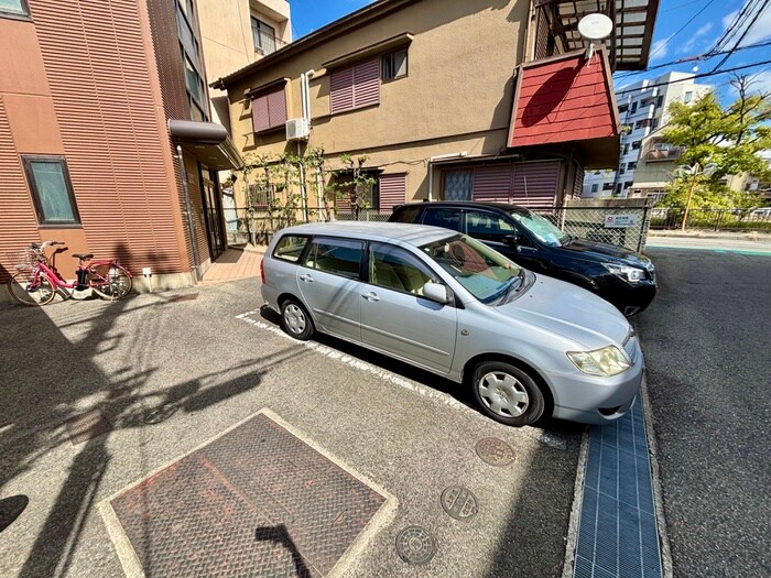 物件外観写真2　(駐車場)