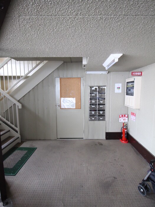 物件外観写真2　(エントランス部分)