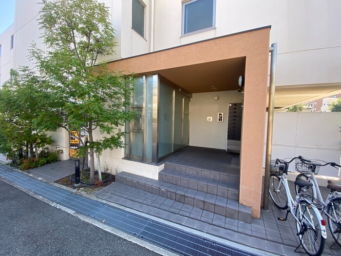 物件外観写真3　(エントランス部分)