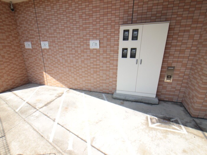 物件外観写真3　(バイク置き場)