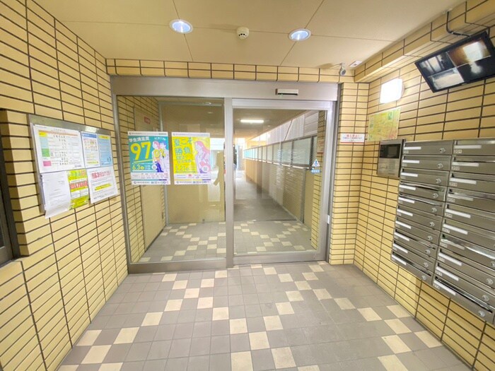 物件外観写真2　(エントランス部分)