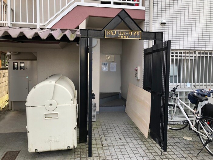 物件外観写真2　(エントランス部分)