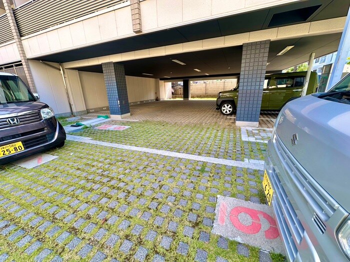 物件外観写真4　(駐車場)