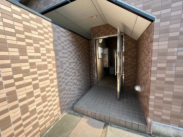 物件外観写真3　(エントランス部分)