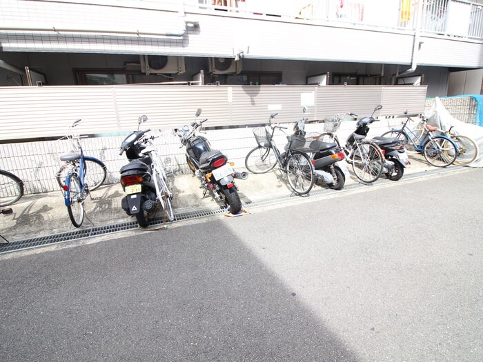 物件外観写真5　(駐輪場)