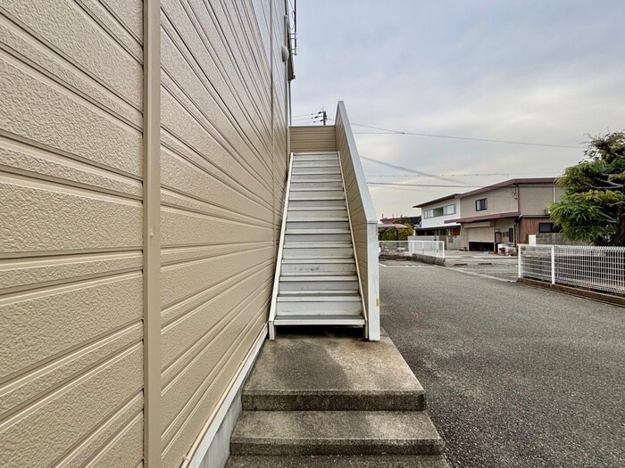 物件外観写真4　(エントランス部分)