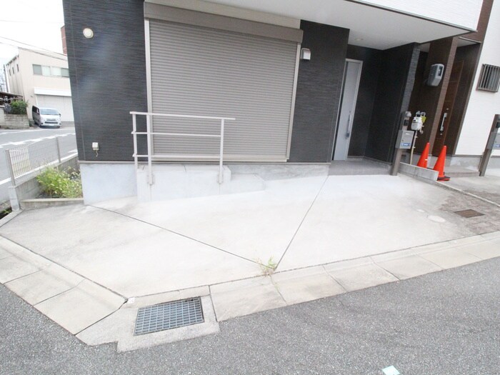 物件外観写真3　(駐車場)