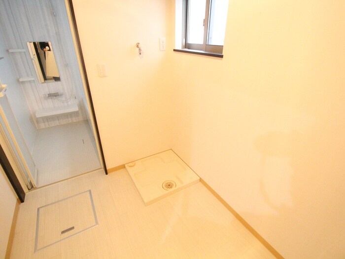 物件内観写真14　(洗濯機置場)