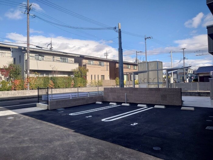 物件外観写真3　(駐車場)