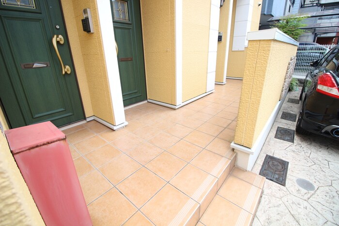 物件外観写真5　(エントランス部分)