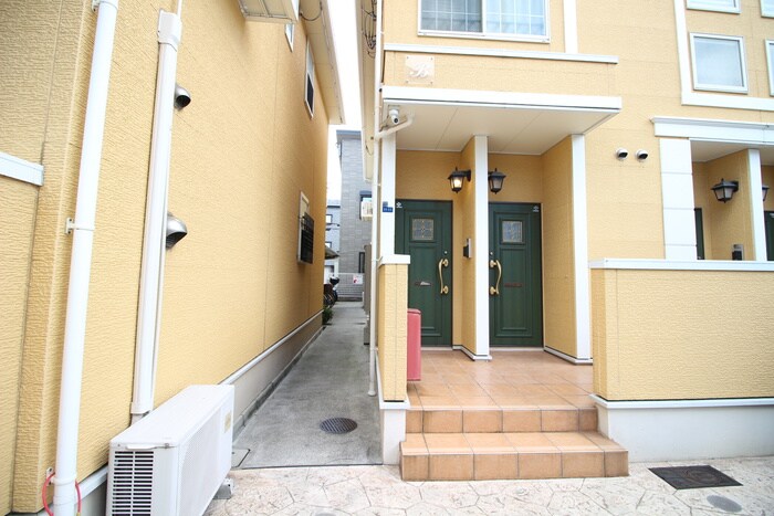 物件外観写真6　(エントランス部分)