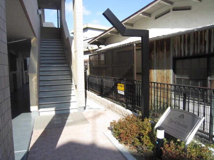 物件外観写真2　(エントランス部分)