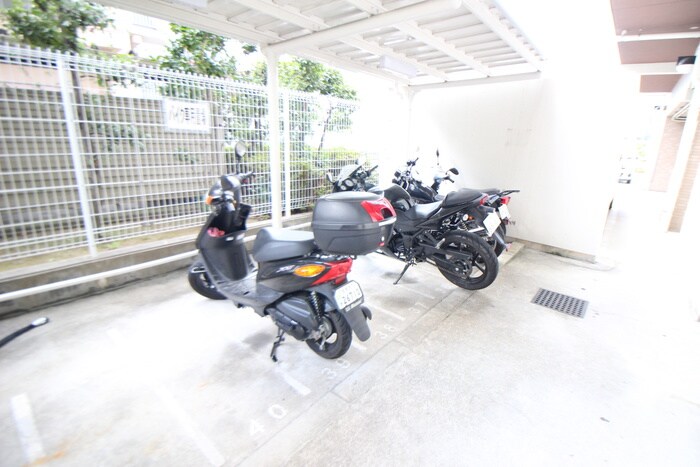物件外観写真5　(バイク置き場)