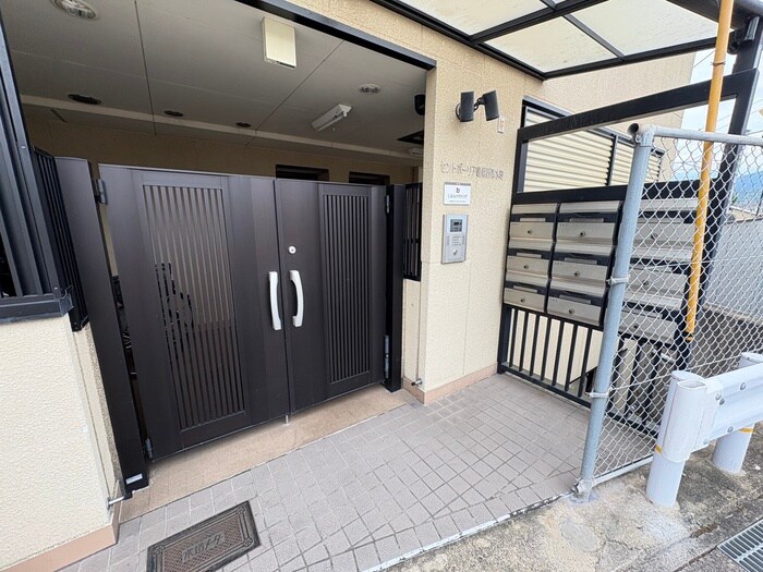 物件外観写真2　(エントランス部分)