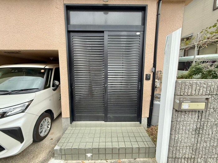 物件外観写真4　(エントランス部分)