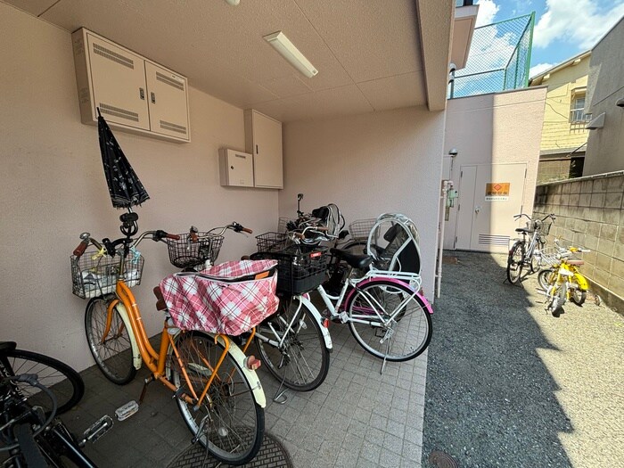 物件外観写真5　(駐輪場)