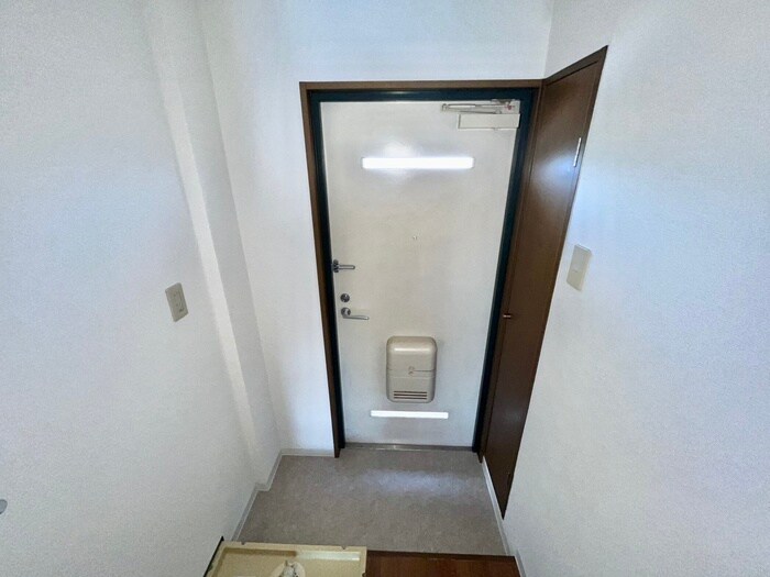 物件内観写真16　(玄関)
