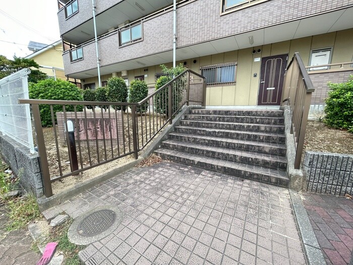 物件外観写真2　(エントランス部分)