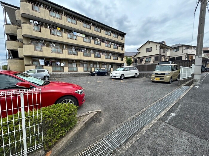 物件外観写真3　(駐車場)