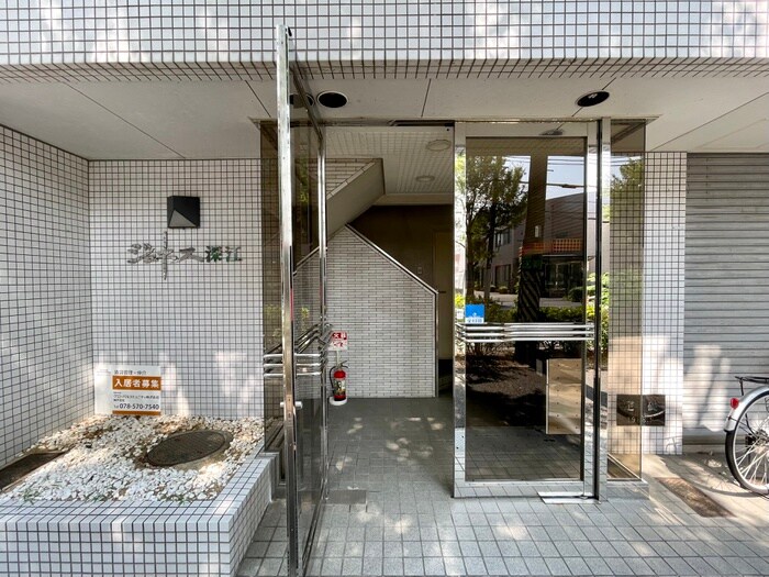 物件外観写真4　(エントランス部分)