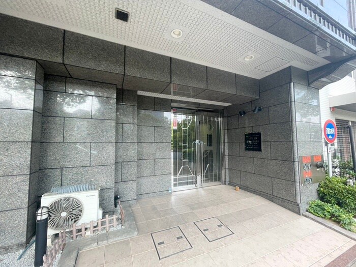 物件外観写真4　(エントランス部分)