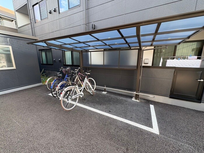 物件外観写真4　(駐輪場)