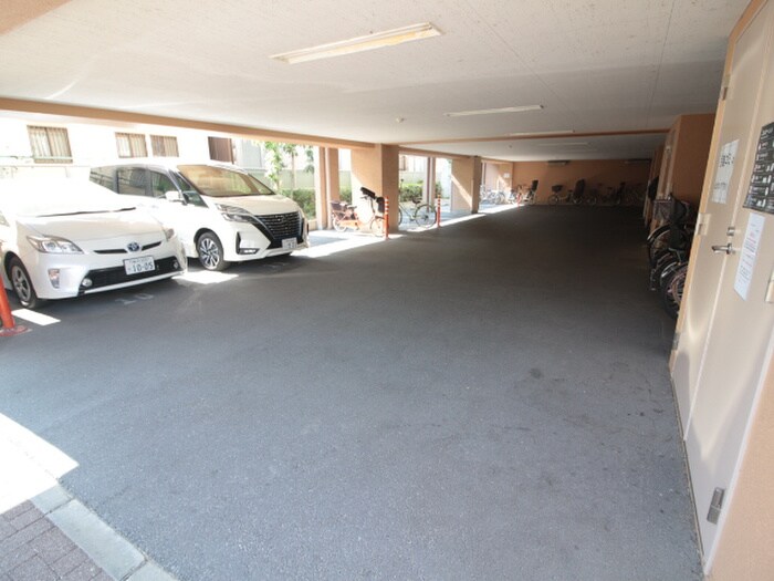 物件外観写真3　(駐車場)