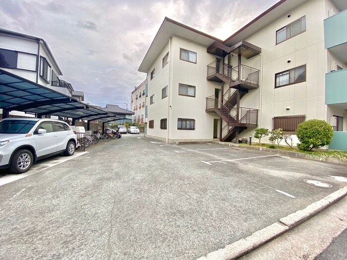 物件外観写真3　(駐車場)