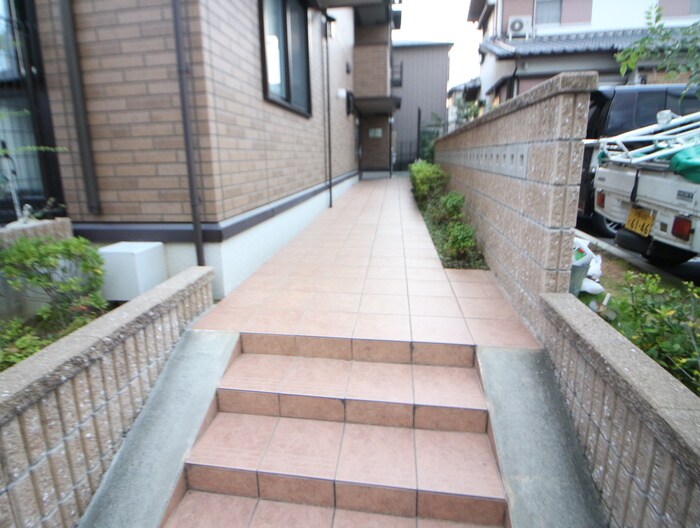 物件外観写真3　(エントランス部分)