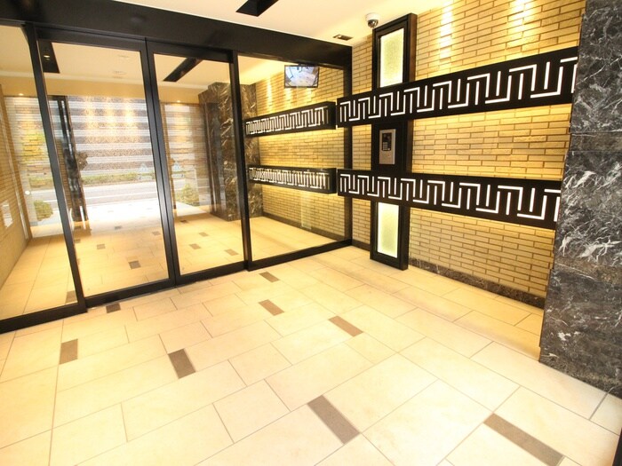 物件外観写真6　(エントランス部分)