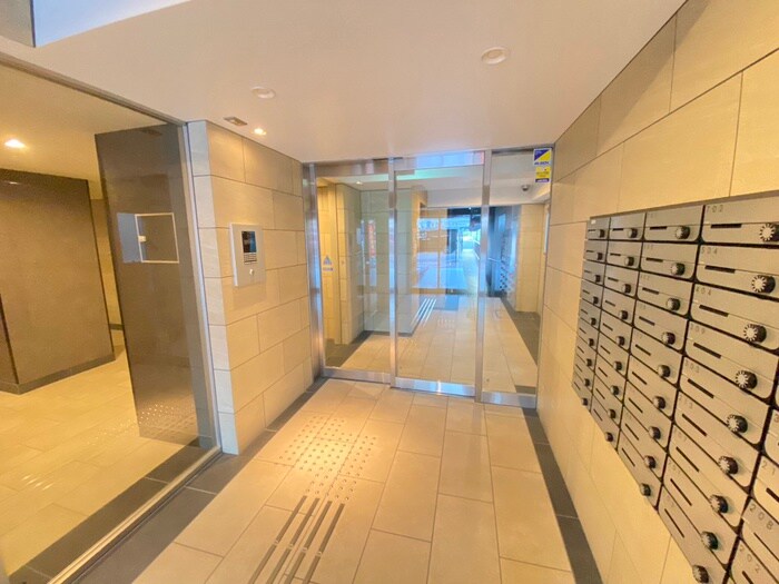 物件外観写真2　(エントランス部分)