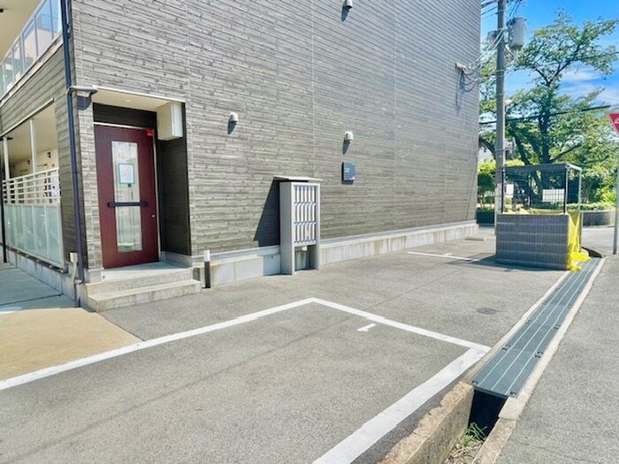 物件外観写真6　(駐車場)