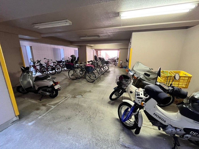 物件外観写真6　(バイク置き場)