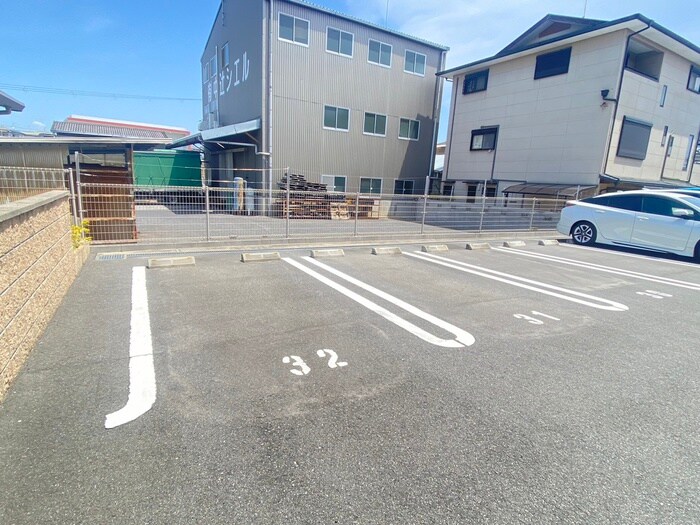 物件外観写真4　(駐車場)