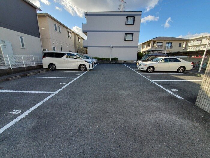 物件外観写真5　(駐車場)