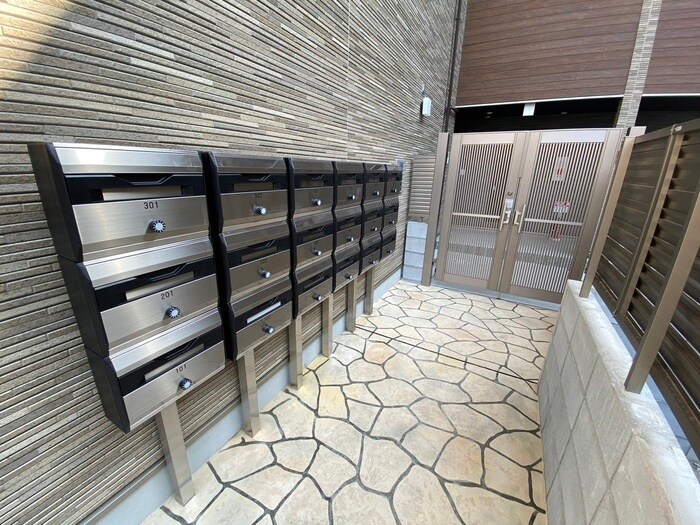 物件外観写真3　(エントランス部分)