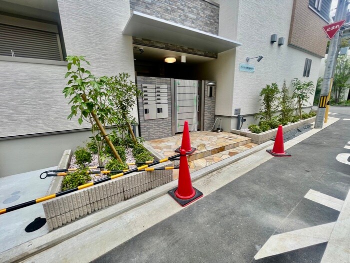 物件外観写真2　(エントランス部分)