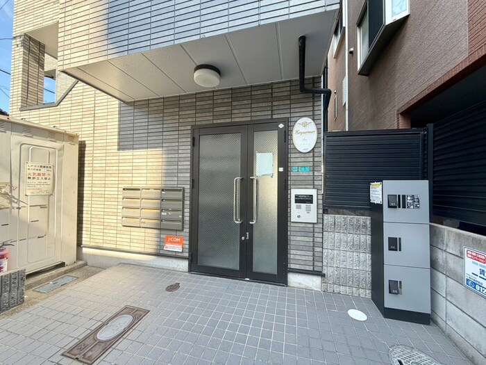 物件外観写真2　(エントランス部分)