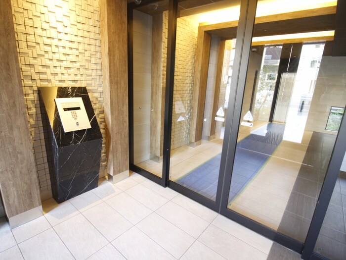 物件外観写真6　(エントランス部分)